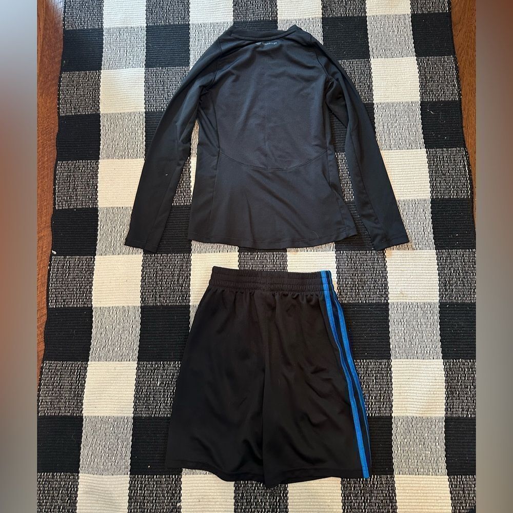 Boys adidas tech shirt and shorts size 8 - Picture 2 of 4